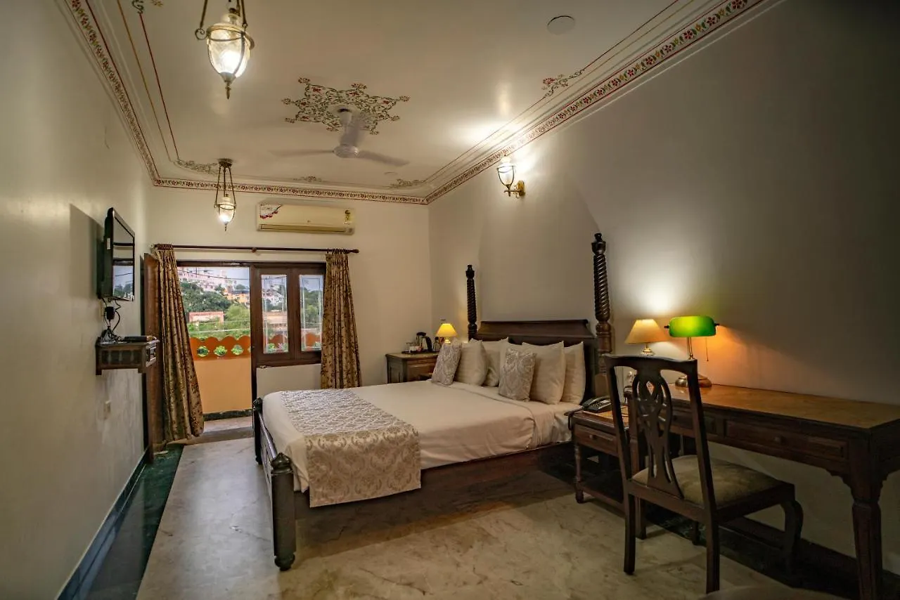 The Lavitra Lakeview Hotel Udaipur 3*,