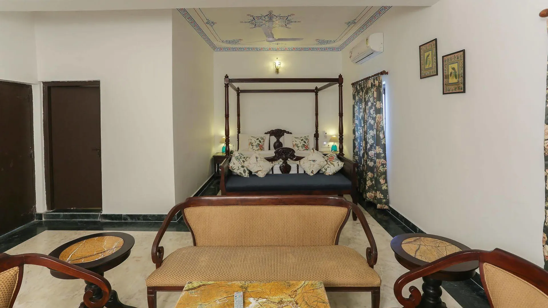 The Lavitra Lakeview Hotel Udaipur 3*,